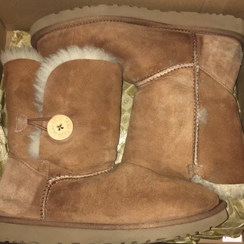 UGG w/ bailey button